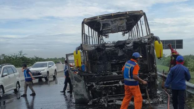 Bus terbakar di Tol Pandaan-Malang