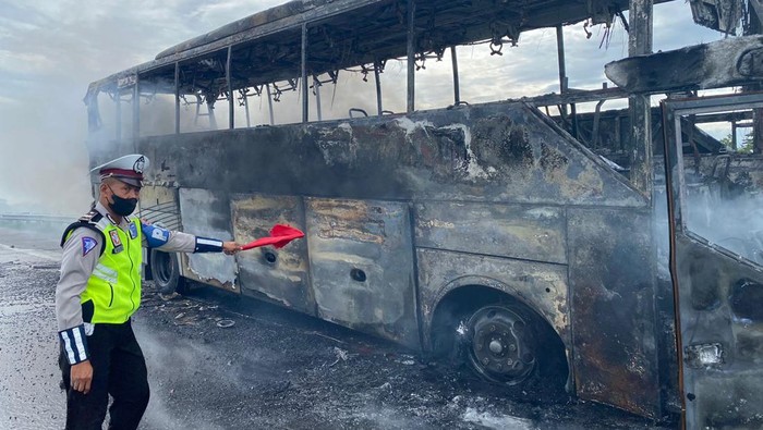 Bus terbakar di Tol Pandaan-Malang