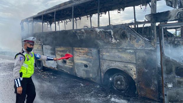 Bus terbakar di Tol Pandaan-Malang