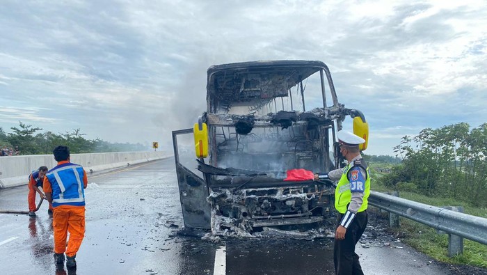 Bus terbakar di Tol Pandaan-Malang