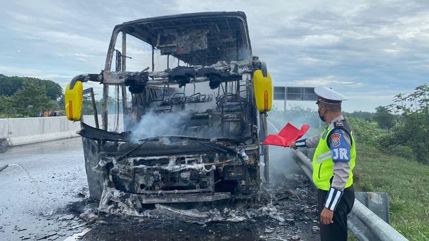 Bus terbakar di Tol Pandaan-Malang