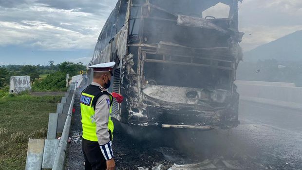 Bus terbakar di Tol Pandaan-Malang