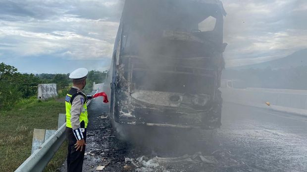 Bus terbakar di Tol Pandaan-Malang