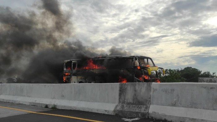 Bus terbakar