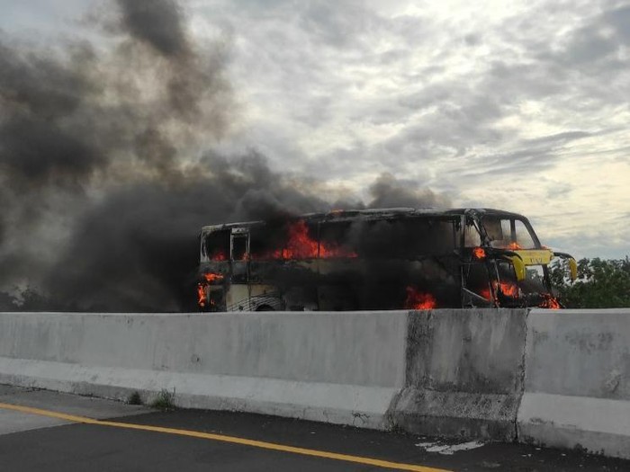 Bus terbakar
