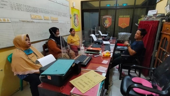 emak-emak ditagih bank plecit di banyuwangi