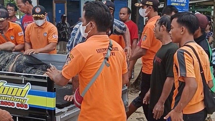 Evakuasi kecelakaan di Pantai Ngandong Tim SAR Satlinmas Wilayah II Kabupaten Gunungkidul mengevakuasi wisatawan yang nyaris celaka di Pantai Ngandong, Minggu (6/3/2022).