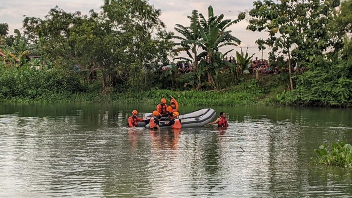 Tim SAR mengevakuasi korban tenggelam di anak sungai Waduk Kedungombo, Grobogan, Minggu (6/3/2022).