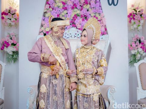 Foto pengantin viral di media sosial.
