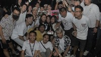 Bahkan dirinya juga mengaku lupa ulang tahunnga. DJ Una menyadari bahwa dirinya telah berulang tahun saat diberi pesta kejutan oleh teman-temannya. Foto: Instagram/putriuna