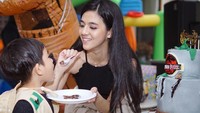Sosok DJ Una, juga merupakan ibu yang hangat untuk anaknya. Perayaan ulang tahun sang anak seperti tak boleh dilewatkan untuknya. Foto: Instagram/putriuna