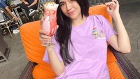 Minuman manis memang begitu digemari DJ Una. Dirinya bahkan juga senang menambahkan es krim vanilla sebagai topping minumannya. Foto: Instagram/putriuna