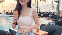 Makanan dan minuman manis memang menjadi favorit DJ Una. Salah satunya es krim berwarna pink yang menjadi pilihannya. Foto: Instagram/putriuna