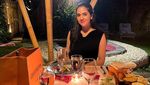 Pesona Cantik DJ Una Saat Makan Es Krim hingga Makan Malam Romantis