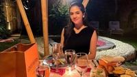 Pada salah satu unggahannya, DJ Una juga membagikan momen dirinya saat makan malam romantis. Bersama seseorang spesial, sosoknya masih disembunyikan oleh Putri Una. Foto: Instagram/putriuna