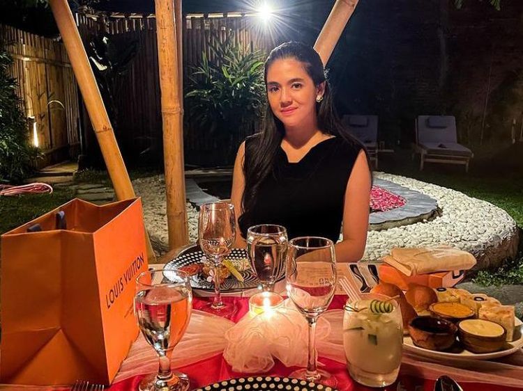 Pesona Cantik DJ Una Saat Makan Es Krim hingga Makan Malam Romantis