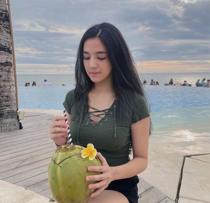 Pesona Cantik DJ Una Saat Makan Es Krim hingga Makan Malam Romantis