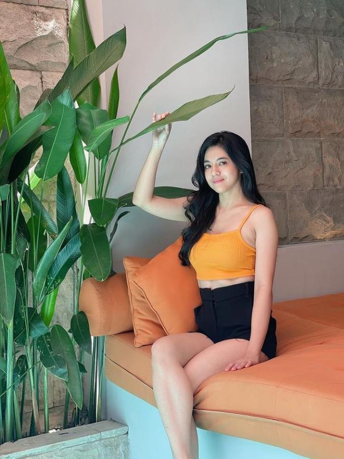 Pesona Cantik DJ Una Saat Makan Es Krim hingga Makan Malam Romantis