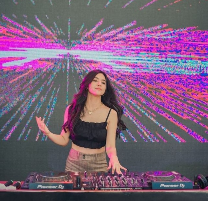 Pesona Cantik DJ Una Saat Makan Es Krim hingga Makan Malam Romantis