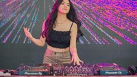 Mengisi salah satu acara, nama DJ Una mendadak ramai dibicarakan. Hal ini lantaran dirinya viral setelah menerima saweran senilai Rp 240 juta. Foto: Instagram/putriuna