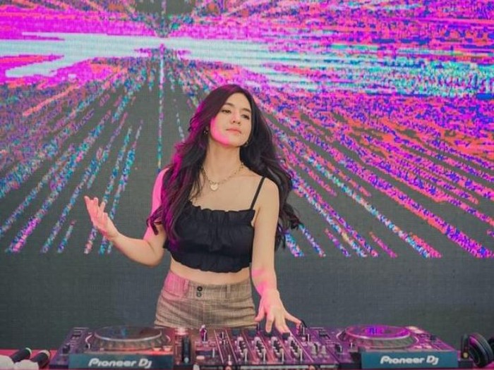 Pesona Cantik DJ Una Saat Makan Es Krim hingga Makan Malam Romantis