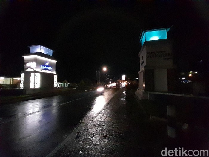 Gapura Selamat Datang Kabupaten Sumedang yang kini suram