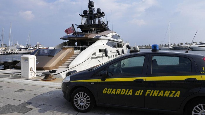 Ini Kapal Pesiar Crazy Rich Rusia yang Disita di Prancis-Italia Sejumlah kapal pesiar milik miliarder Rusia disita di Prancis hingga Italia. Penyitaan itu merupakan bagian dari sanksi Uni Eropa atas invasi Rusia ke Ukraina.