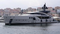 Penampakan kapal pesiar Lady M yang diketahui milik miliarder Alexei Mordashov, bersandar di dermaga pelabuhan Imperia, Italia, Sabtu (5/3/2022) waktu setempat. AP Photo/Antonio Calanni.
