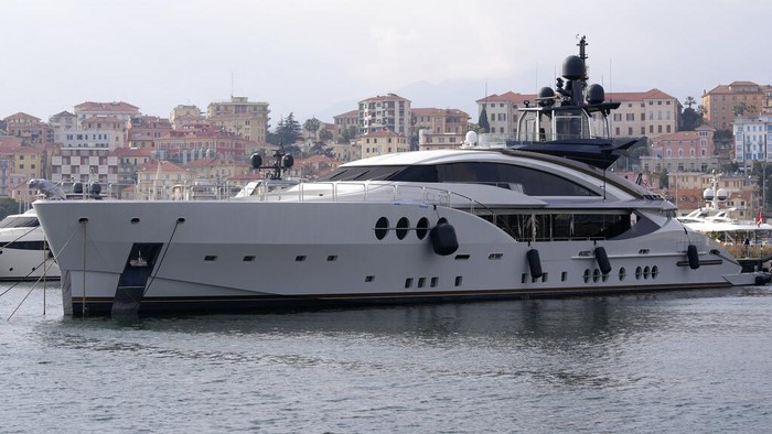Ini Kapal Pesiar Crazy Rich Rusia yang Disita di Prancis-Italia Sejumlah kapal pesiar milik miliarder Rusia disita di Prancis hingga Italia. Penyitaan itu merupakan bagian dari sanksi Uni Eropa atas invasi Rusia ke Ukraina.