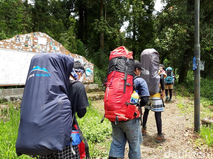 Para pendaki diperiksa barang bawaannya sebelum naik ke Gunung Merbabu di Pos Selo.
