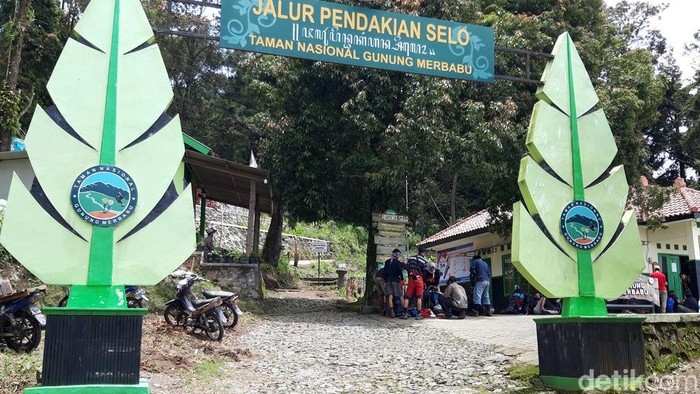 Para pendaki diperiksa barang bawaannya sebelum naik ke Gunung Merbabu di Pos Selo.