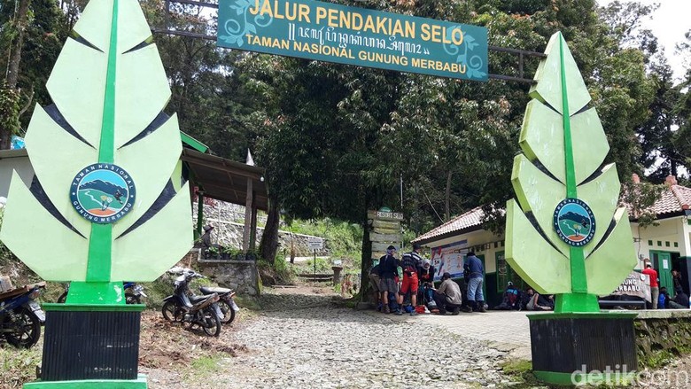 Jalur Pendakian Gunung Merbabu via Selo Dibuka Lagi Selama Pandemi Para pendaki diperiksa barang bawaannya sebelum naik ke Gunung Merbabu di Pos Selo.