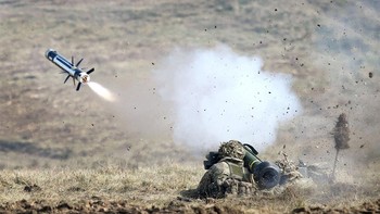 Javelin dapat dioperasikan dalam kendaraan taktis dan diluncurkan untuk menghancurkan tank dari jarak jauh. Bisa pula digendong oleh tentara dan ditembakkan. Foto: Wikipedia