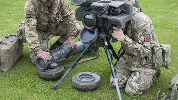 Persenjataan Ukraina dibantu oleh beberapa negara, terutama Amerika Serikat, termasuk pasokan Javelin tersebut. Rudal ini pertama kali dipakai untuk menghancurkan tank T-72 milik Irak dalam operasi militer Operation Iraqi Freedom. Foto: Wikipedia