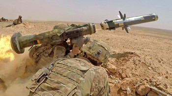 Baru-baru ini, ratusan Javelin telah diserahkan AS pada Ukraina untuk mempertahankan diri. Dinamakan FGM-148 Javelin, peluru kendali ini sudah dikaryakan dalam peperangan sejak tahun 1996 dan dibuat oleh perusahaan Lockheed Martin dan Raytheon. Foto: Wikipedia