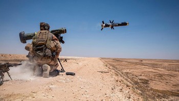 Javelin dapat dioperasikan dalam kendaraan taktis dan diluncurkan untuk menghancurkan tank dari jarak jauh. Bisa pula digendong oleh tentara dan ditembakkan. Foto: Wikipedia