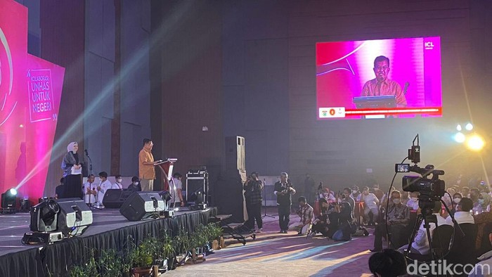 Jusuf Kalla memberi sambutan sebelum penutupan Mubes IKA Unhas.