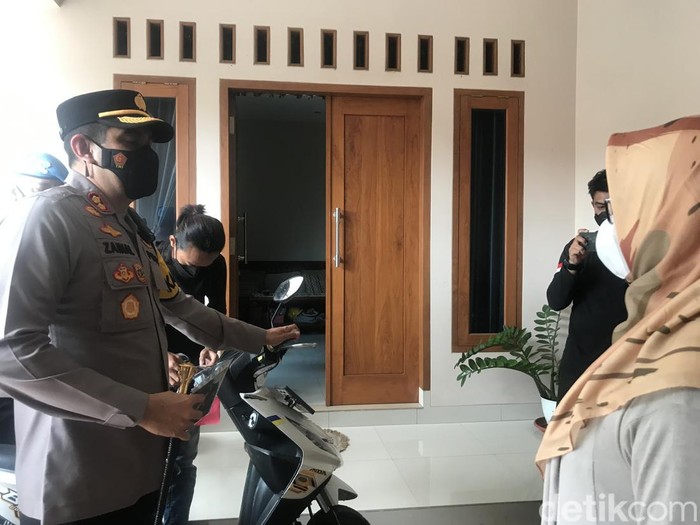 Kapolres Sukabumi kembalikan motor yang hilang pada warga.