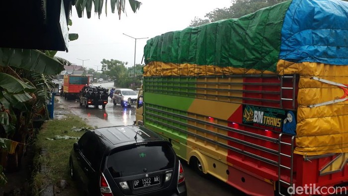 Kemacetan di Jalan Trans Sulawesi di Barru akibat banjir. (Hasrul/detikSulsel)
