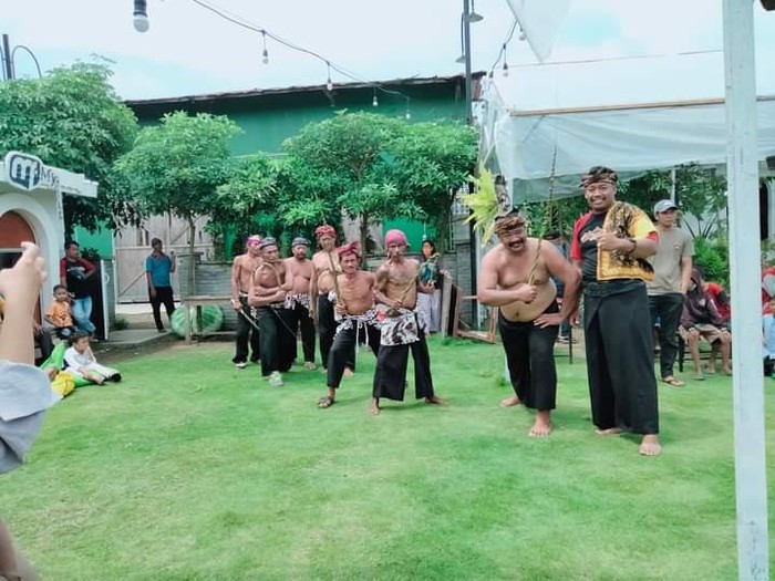 Kabupaten Kediri punya berbagai macam kesenian. Salah satunya adalah kesenian Tiban.