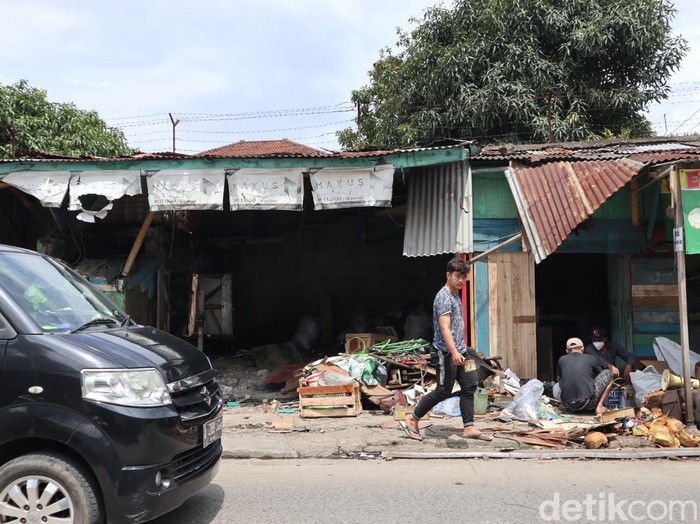 Kios yang rusak akibat mobil tabrak lari.