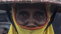 Pekerjaan itu pun dilakukan Surati, Datri dan sejumlah wanita lainnya semata-mata demi menyambung hidup.