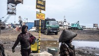 Surati adalah satu dari 12 perempuan di Cilincing, Jakarta Utara, yang bekerja sebagai pencari karat besi. 