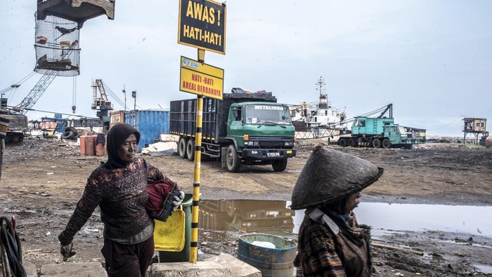 Kisah Para Perempuan Penggenggam Karat Surati bersama 11 orang perempuan lainnya berprofesi sebagai pencari besi karat. Di Cilincing, Jakut, mereka mencari karat besi guna menyambung hidup.