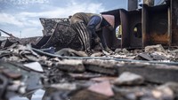Berbekal keranjang persegi kecil dan tongkat magnet, Surati dan kawan-kawannya mencari tiap keping karat yang menempel pada besi kapal yang dibelah. 