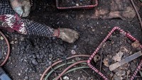 Selain Surati, Datri (61) juga berprofesi sebagai pencari besi karat. Ia bahkan sudah bekerja mencari besi karat selama 17 tahun. Pekerjaan itu ia lakukan guna menyambung hidup usai ditinggal suaminya.