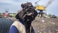 Karat tersebut kemudian dikumpulkan ke pengepul. Untuk setiap harga karat yang dikumpulkan, ia menjual seharga Rp20.000 per kuintal.