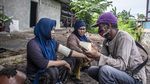 Kisah Para Perempuan Penggenggam Karat