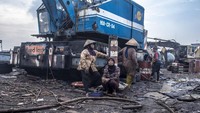 Pekerjaan sebagai pencari besi karat tentu memiliki risiko yang tinggi bagi kesehatan. Akan tetapi mereka menyatakan terpaksa melakukan itu karena tak ada lagi pilihan lain yang bisa dikerjakan.