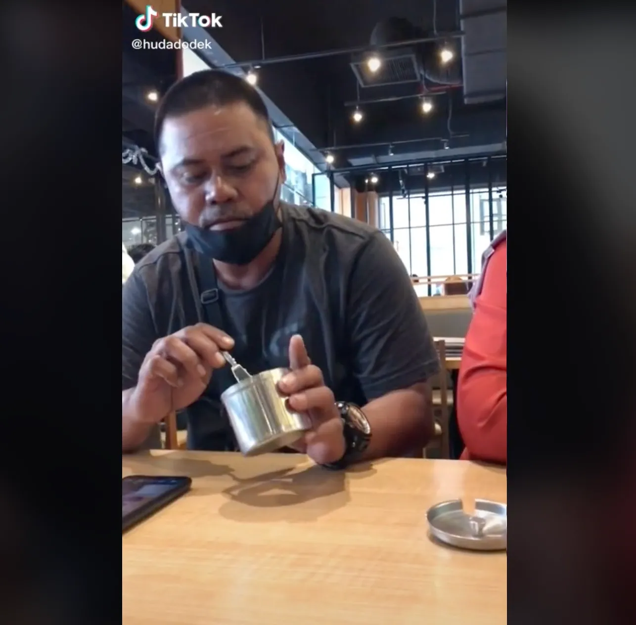 Kocak! Pertama Kali Makan Sushi, Bapak-bapak Ini Kira Wasabi Sebagai Es Krim